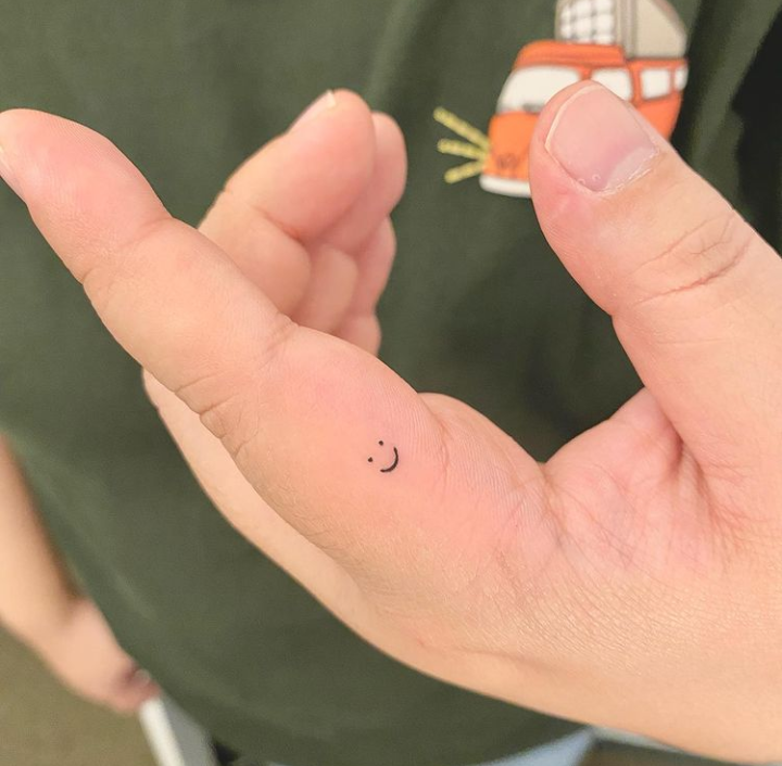 50 Stunning Finger Tattoos Ideas & Designs Tattoo Like The Pros