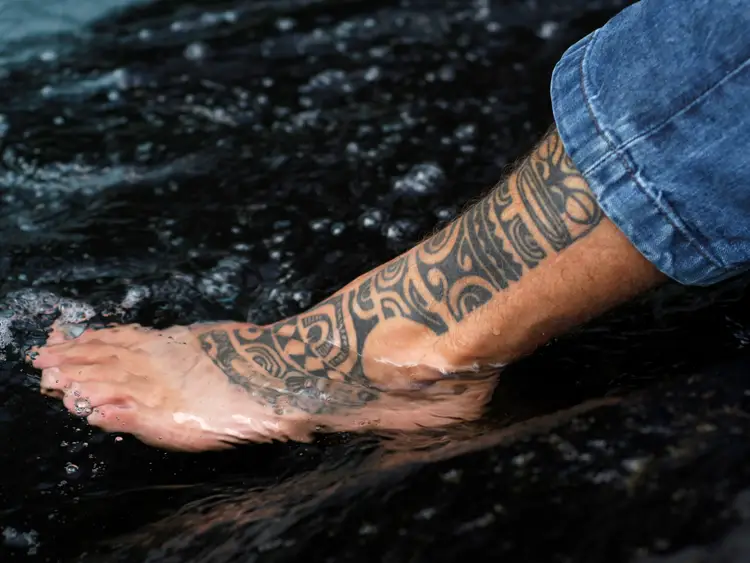Wie lange sollten Sie versuchen, Ihr Tattoo von Wasserquellen fernzuhalten?